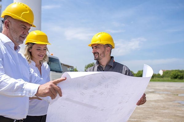 Jefes de obra revisando el plano y las condiciones del terreno